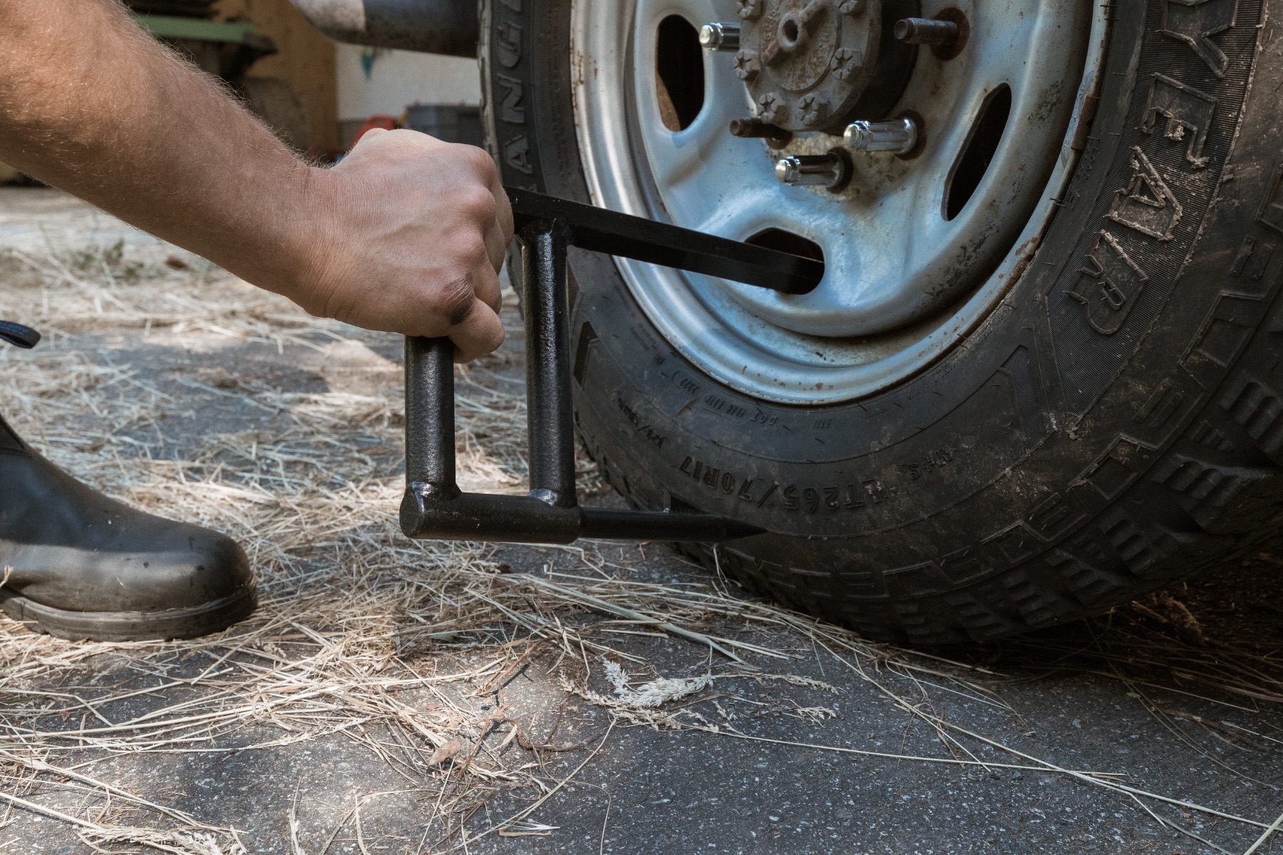 Hook oriented toward the ground against the tire